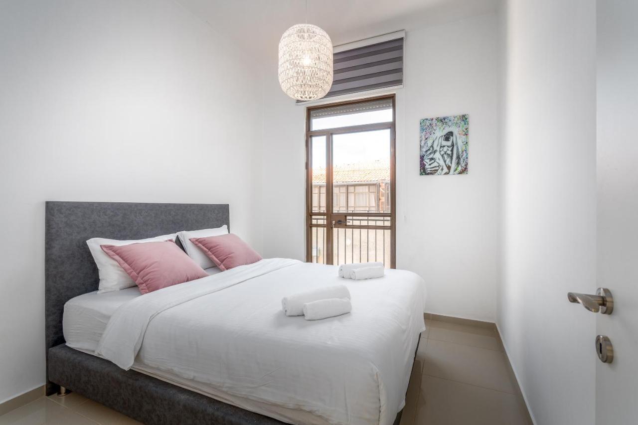 Modern & Bright 3 Bdr Close To The Beach テル・アビブ エクステリア 写真